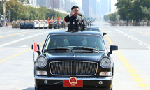 2015年9月3日，习近平乘坐红旗检阅车，检阅受阅部队。