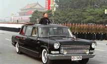 1984年10月1日，邓小平乘红旗特种检阅车检阅受阅部队。