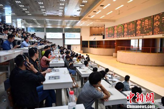 图为昆明斗南国际花卉中心内，数百花商正在进行花卉拍卖。　缪超 摄