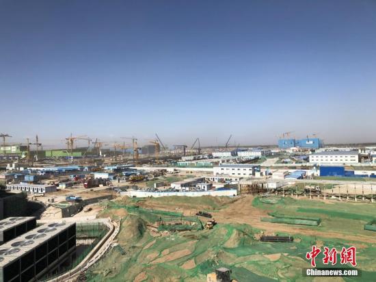 资料图：北京大兴国际机场配套设施施工现场。<a target=\\'_blank\\'  data-cke-saved-href=\\'http://www.chinanews.com/\\' href=\\'http://www.chinanews.com/\\'>中新社</a>记者 刘文曦 摄