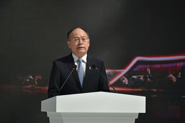 集团公司董事、总经理、党委副书记奚国华主持启动仪式