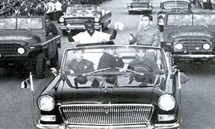 1967年6月21日，周总理用红旗检阅车迎接赞比亚卡翁达总统。
